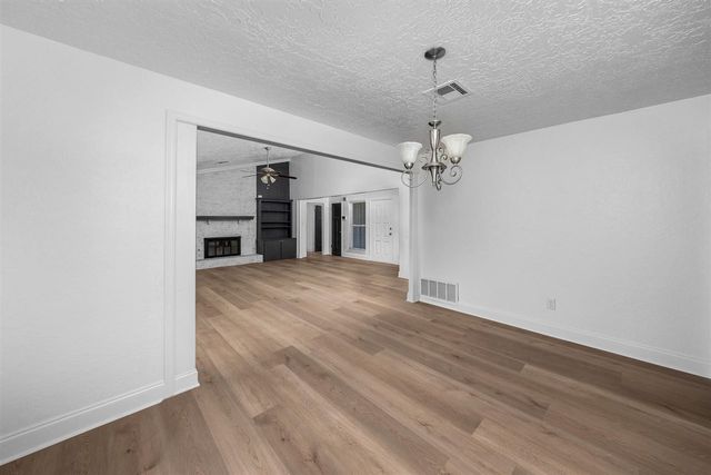 3815 SE Camelot Dr, Lawton, OK 73501