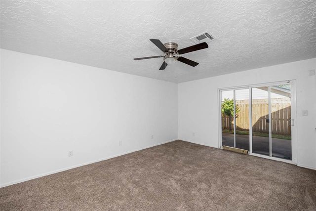 3815 SE Camelot Dr, Lawton, OK 73501