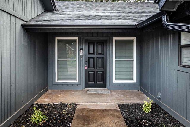 3815 SE Camelot Dr, Lawton, OK 73501