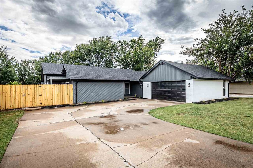 3815 SE Camelot Dr, Lawton, OK 73501