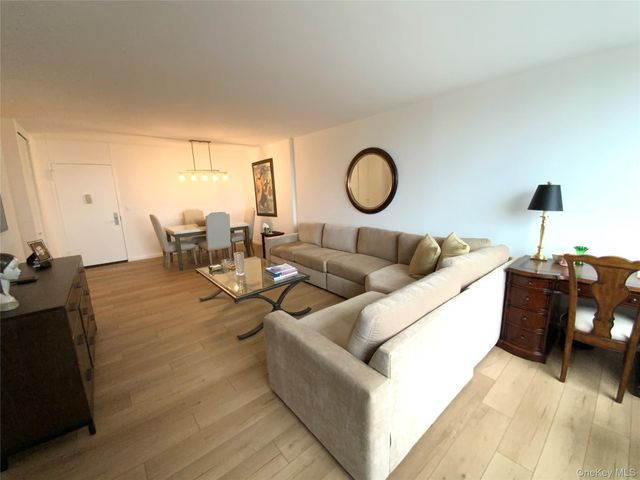 27010 Grand Central Parkway 3R, Floral Park, NY 11005