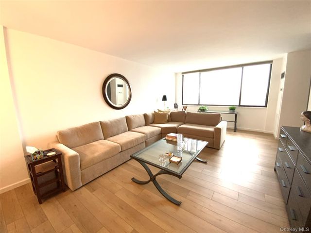 27010 Grand Central Parkway 3R, Floral Park, NY 11005