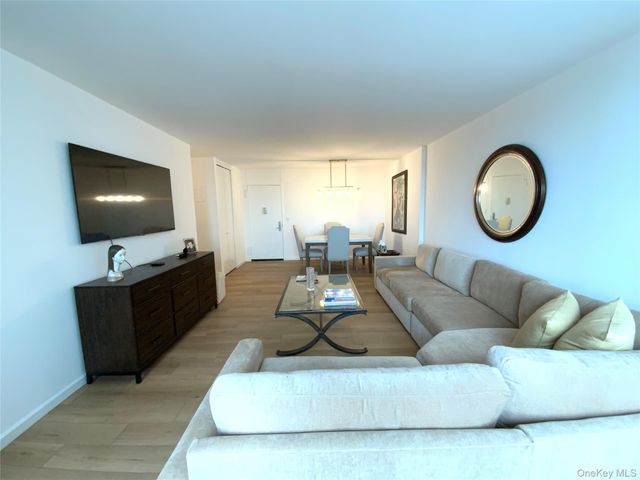 27010 Grand Central Parkway 3R, Floral Park, NY 11005