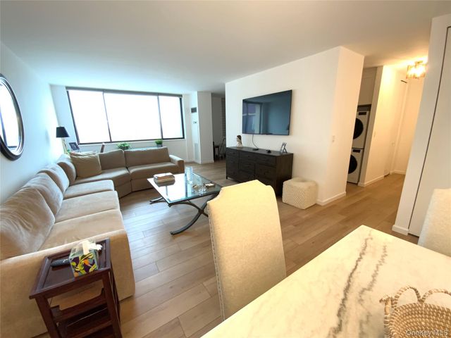 27010 Grand Central Parkway 3R, Floral Park, NY 11005