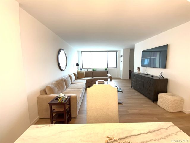 27010 Grand Central Parkway 3R, Floral Park, NY 11005