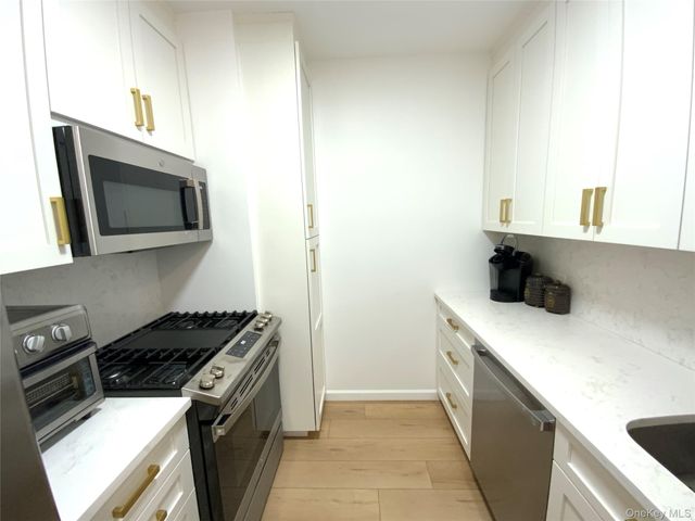 27010 Grand Central Parkway 3R, Floral Park, NY 11005