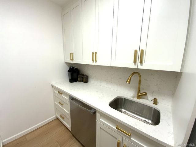 27010 Grand Central Parkway 3R, Floral Park, NY 11005