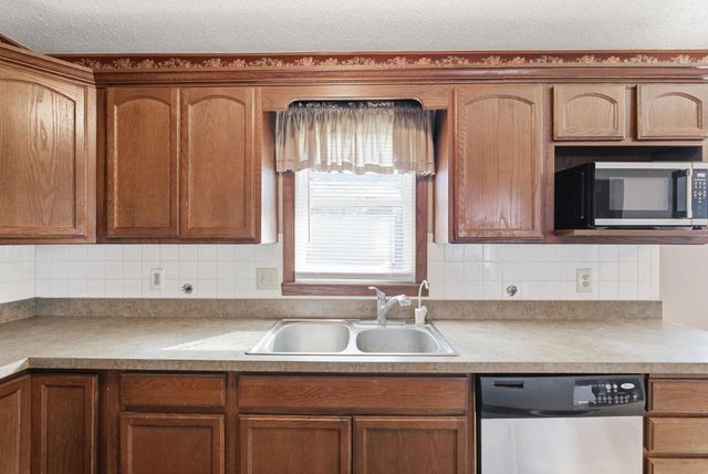 928 S Doreen St, Wichita, KS 67207