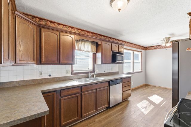 928 S Doreen St, Wichita, KS 67207