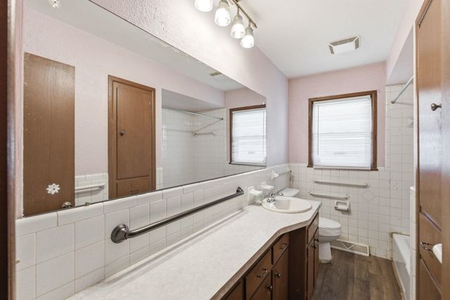 928 S Doreen St, Wichita, KS 67207