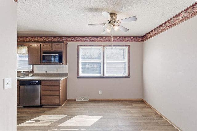 928 S Doreen St, Wichita, KS 67207