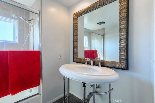 3633 Willowcrest Avenue, Studio City, CA 91604