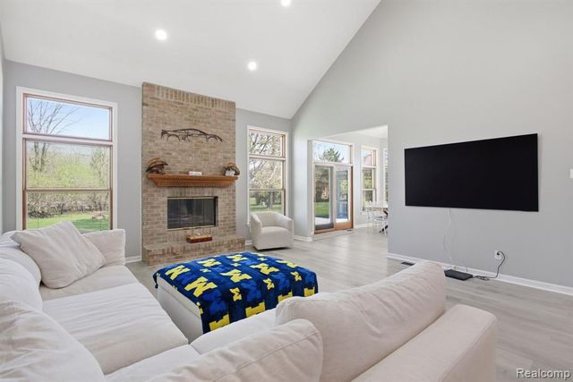 8488 Annette Avenue, Grosse Ile, MI 48138