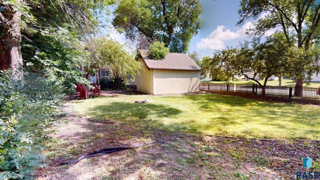 1024 4th St Street, Brookings, SD 57006