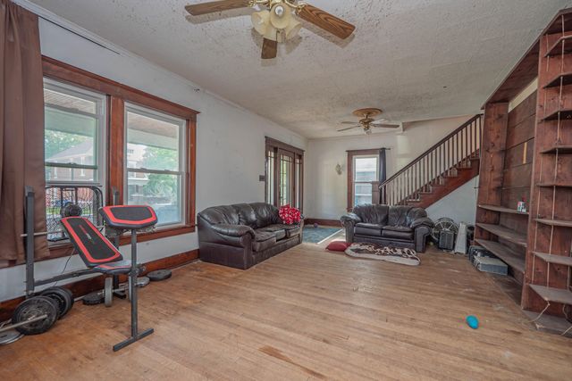 609 FISK AVE, Moberly, MO 65270