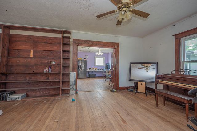 609 FISK AVE, Moberly, MO 65270