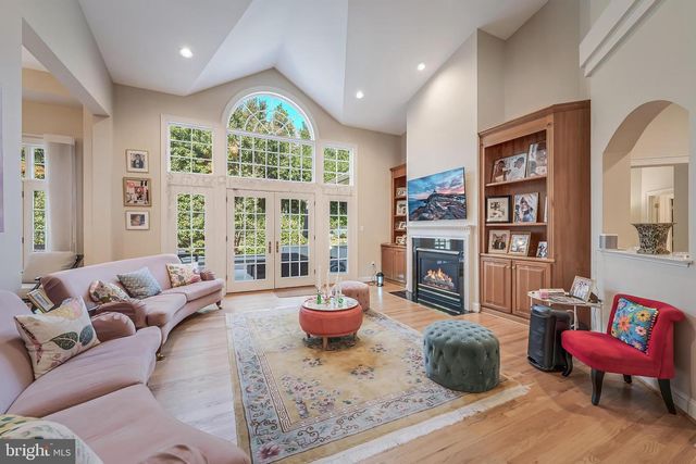 7405 OLD MAPLE SQ, Mclean, VA 22102