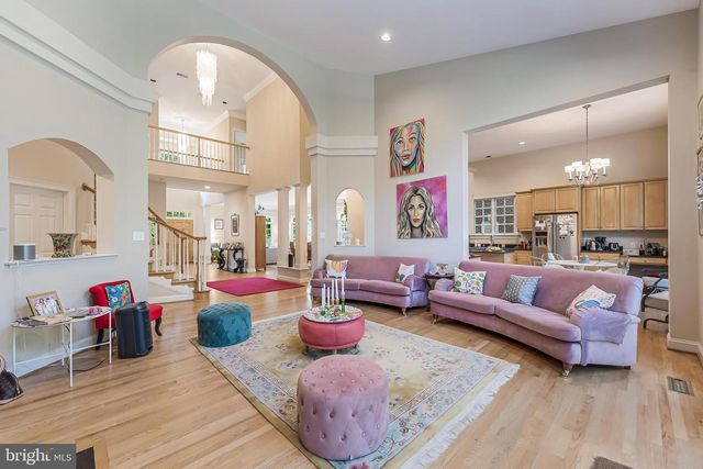 7405 OLD MAPLE SQ, Mclean, VA 22102