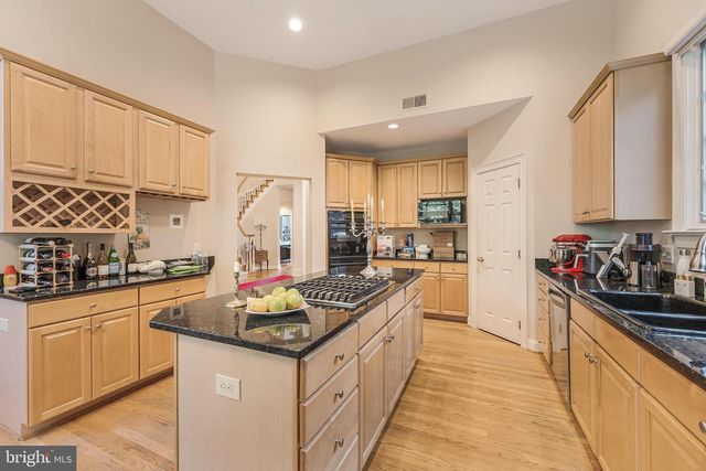 7405 OLD MAPLE SQ, Mclean, VA 22102