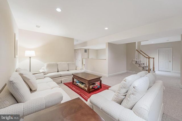 7405 OLD MAPLE SQ, Mclean, VA 22102