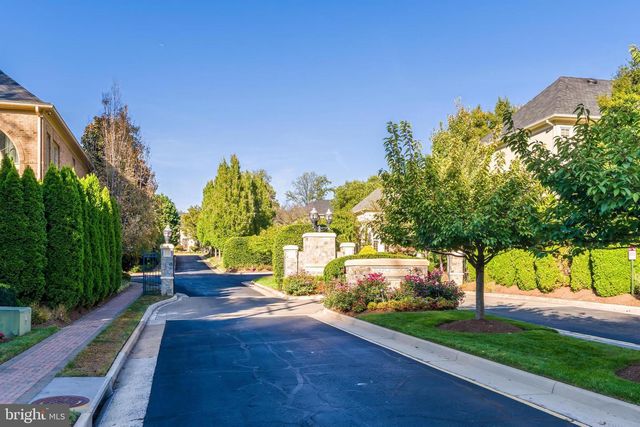 7405 OLD MAPLE SQ, Mclean, VA 22102