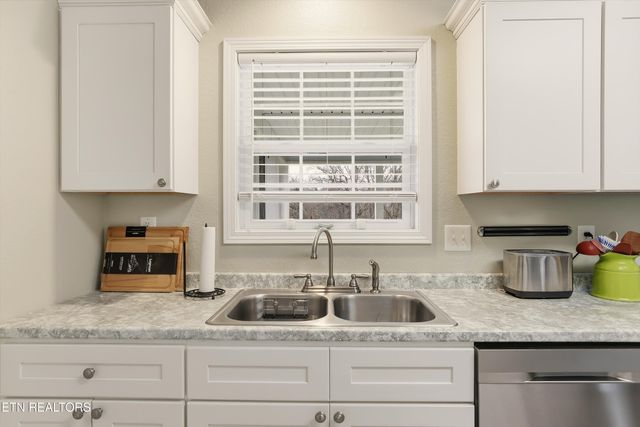 530 Roper Way, Walland, TN 37886