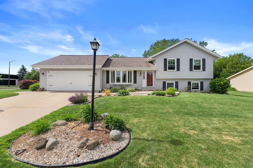N49W14033 Brook Falls DRIVE, Menomonee Falls, WI 53051