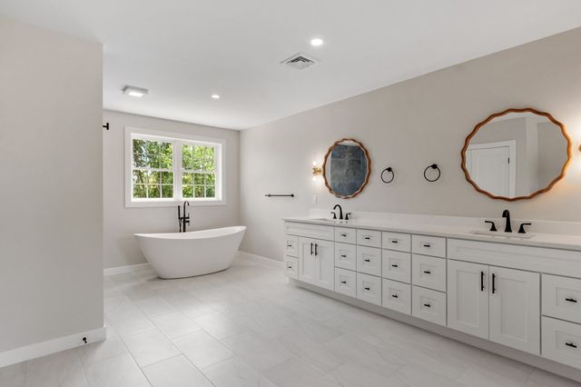 86 High St, Shrewsbury, MA 01545