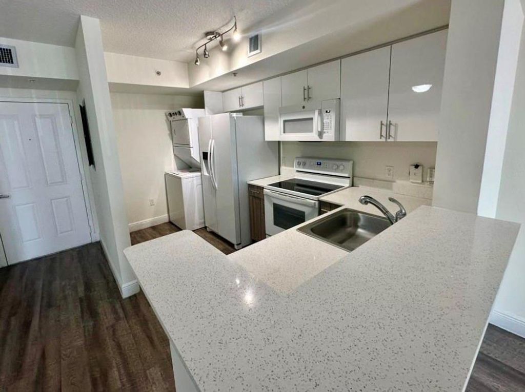 18335 NW 68 Ave 790-209, Hialeah, FL 33015