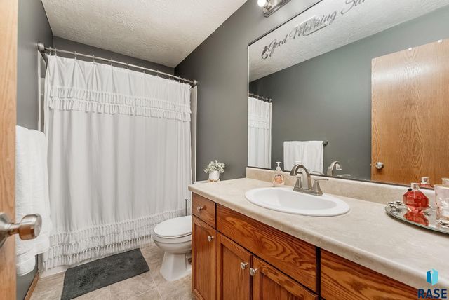 1405 N Conifer Pl Place, Sioux Falls, SD 57107