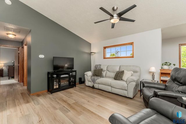 1405 N Conifer Pl Place, Sioux Falls, SD 57107