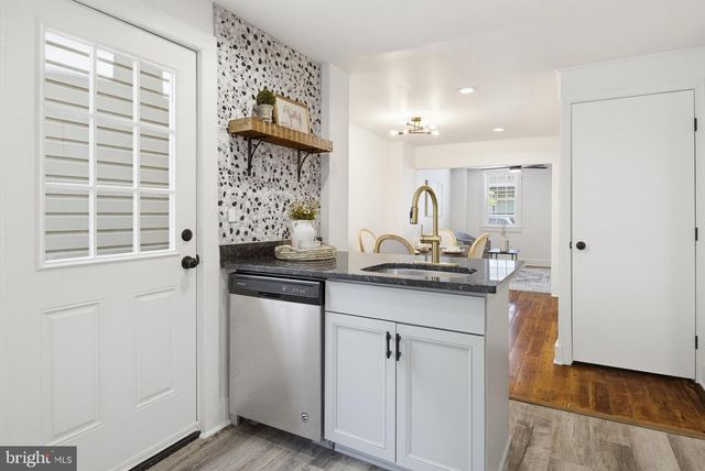 16 N LOCUST ST, Lititz, PA 17543