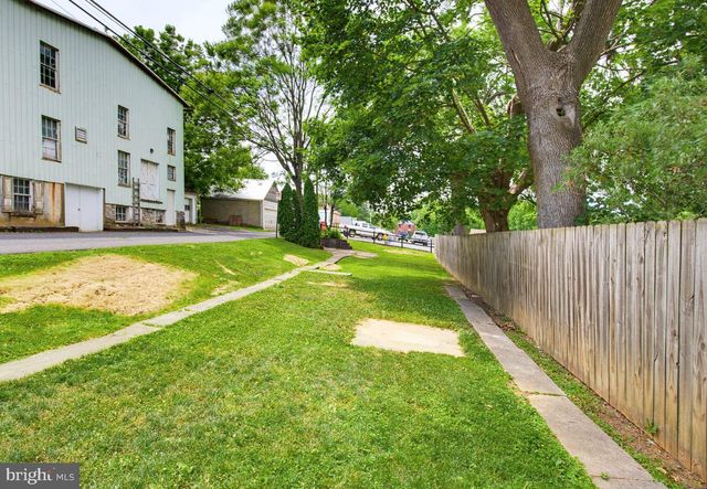 16 N LOCUST ST, Lititz, PA 17543