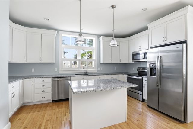 7 Green Ash Trl, Plymouth, MA 02360