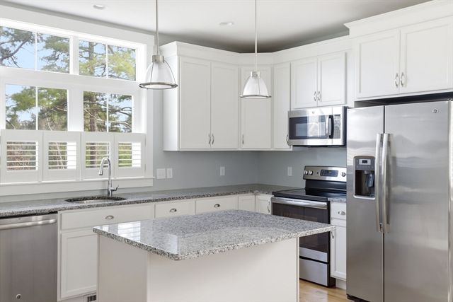 7 Green Ash Trl, Plymouth, MA 02360