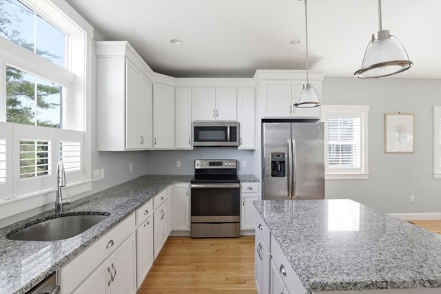7 Green Ash Trl, Plymouth, MA 02360