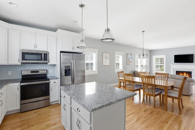 7 Green Ash Trl, Plymouth, MA 02360