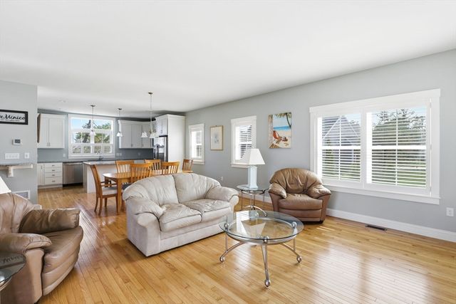 7 Green Ash Trl, Plymouth, MA 02360