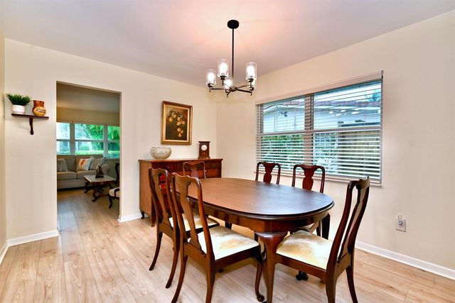 129 Alhambra Place, West Palm Beach, FL 33405