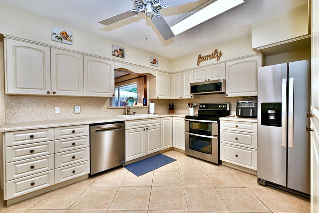 129 Alhambra Place, West Palm Beach, FL 33405