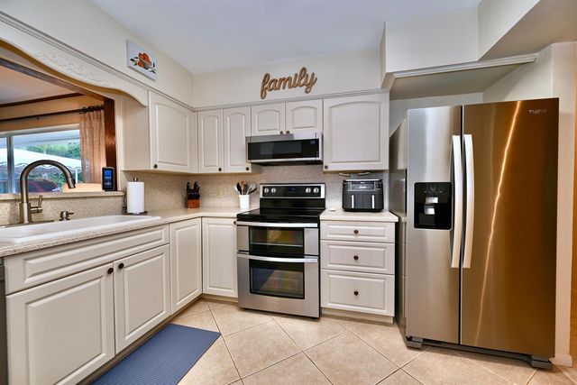 129 Alhambra Place, West Palm Beach, FL 33405