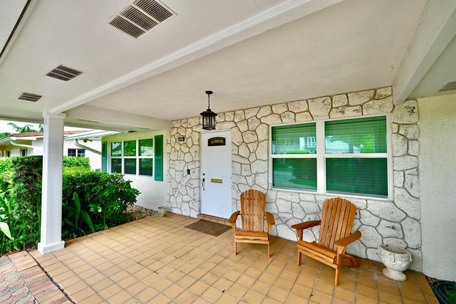 129 Alhambra Place, West Palm Beach, FL 33405