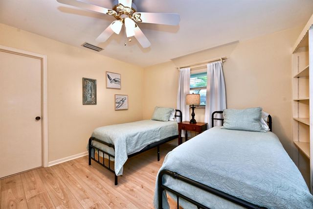 129 Alhambra Place, West Palm Beach, FL 33405