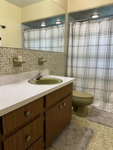 129 Alhambra Place, West Palm Beach, FL 33405