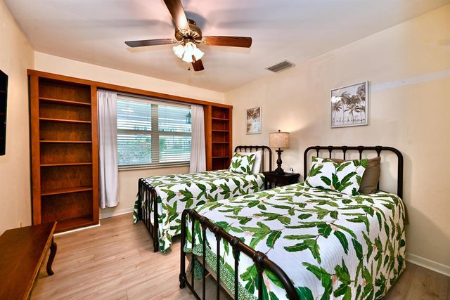 129 Alhambra Place, West Palm Beach, FL 33405