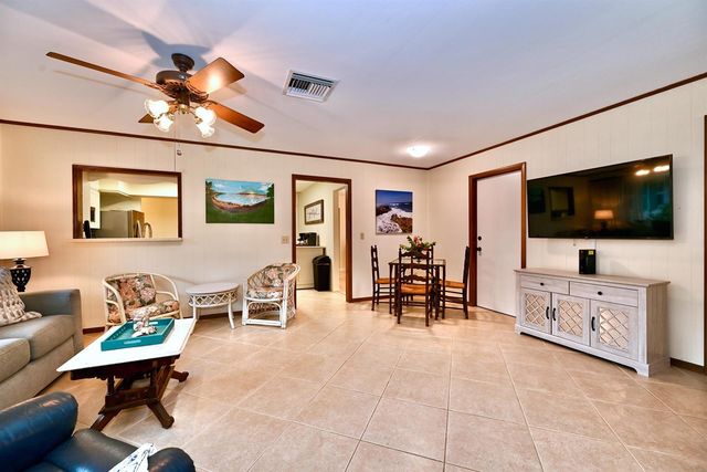 129 Alhambra Place, West Palm Beach, FL 33405