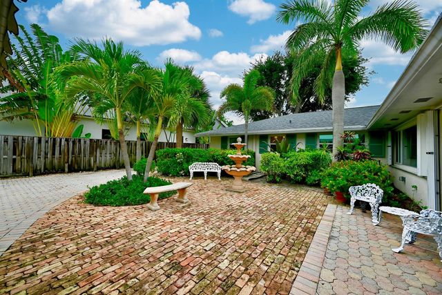 129 Alhambra Place, West Palm Beach, FL 33405