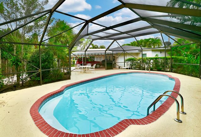 129 Alhambra Place, West Palm Beach, FL 33405