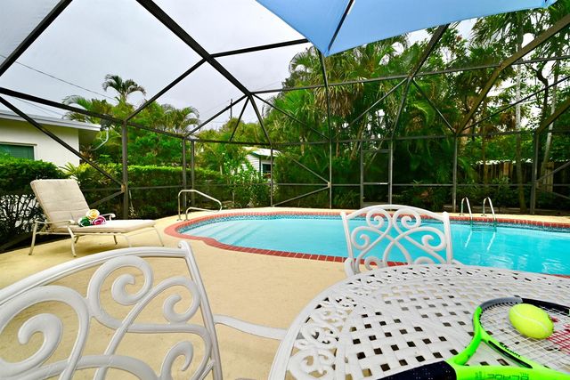 129 Alhambra Place, West Palm Beach, FL 33405