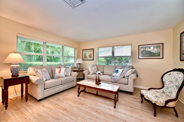 129 Alhambra Place, West Palm Beach, FL 33405